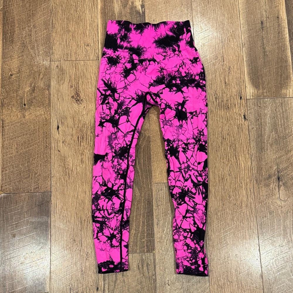 Pink and Black Leggings! They make ya booty look amazing ! Lil scrunch